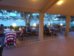 尼库加姆Hotel Paradise Punta的一群坐在餐厅桌子上的人