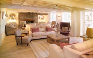 圣欧班广场酒店的客厅配有白色家具和壁炉