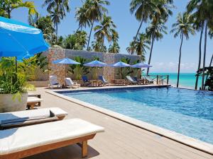 雅帕拉廷加Vila de Taipa Exclusive Hotel的度假村的游泳池,配有椅子和遮阳伞