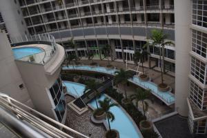 德班Two bedroom apartment at the Sails的享有带游泳池和棕榈树的建筑的顶部景致