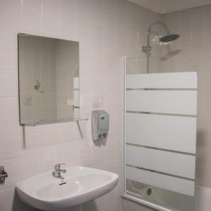 阿洛拉卡米尼托德尔瑞旅馆的白色的浴室设有水槽和淋浴。