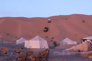 杜兹火星宿营地的沙子里有帐篷和汽车的沙漠