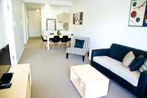 汤斯维尔水雉公寓的带沙发的客厅和用餐室