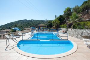 卡西奥皮Dimitrios Apartments的一个带两个游泳池托盘的大型游泳池