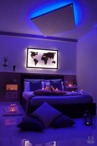 罗马Giglio Luxury Apartment - Chroma Italy的一间卧室配有两张紫色照明床