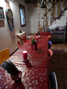 Tillé奥德酒店的一张长红色的桌子,上面有蜡烛