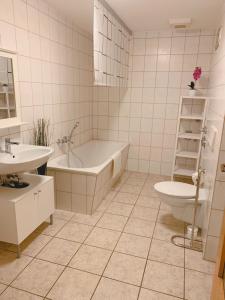 安娜贝格-布赫霍尔茨Klosterstraße 3的带浴缸、卫生间和盥洗盆的浴室