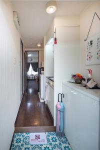 京都Cozy house 8, free wifi a rented electric bicycle的带冰箱的厨房走廊