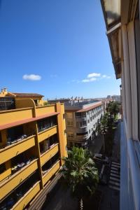 格拉纳迪利亚德亚沃纳El Médano, apartamento céntrico y cerca del mar的从大楼的阳台上可欣赏到风景