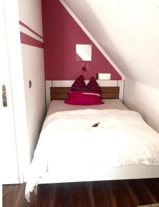 维利希Sweet Home的卧室配有白色的床铺和红色的墙壁