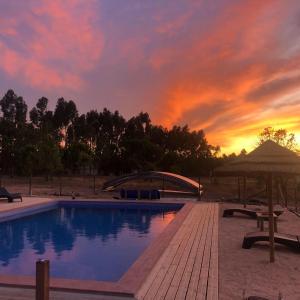 圣特奥托纽Quinta das Beldroegas - Casas de Campo的一座享有日落美景的游泳池