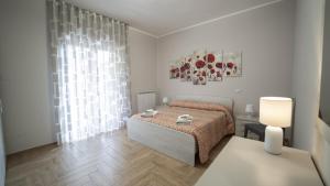 伊索拉迪卡波里祖托Appartamento Campanella的一间卧室设有一张床和一个大窗户