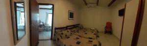 卡波布里奥拉布里斯酒店的中间设有一张大床的房间