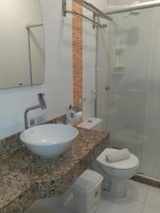 卡波布里奥拉布里斯酒店的一间带水槽、卫生间和淋浴的浴室