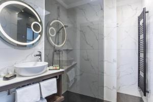 布莱德Design & Wine Vila Special Bled的一间带水槽和镜子的浴室