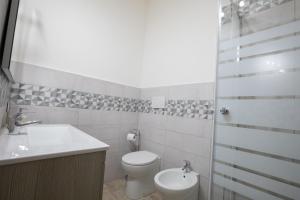 古斯皮尼B&B Vico 10的白色的浴室设有卫生间和水槽。