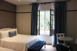 圣多明各佩纳巴康德酒店的一间卧室设有一张床、一个窗口和一张桌子