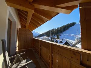 摩德纳迪-坎皮格里奥Boutique Hotel Diana的享有滑雪胜地景致的阳台