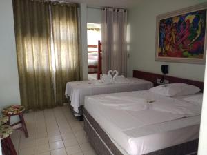 卡达斯诺瓦斯Apart Service Araras - VPC的配有窗户的酒店客房内的两张床