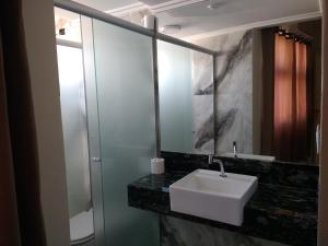 卡达斯诺瓦斯Apart Service Araras - VPC的浴室设有白色水槽和镜子
