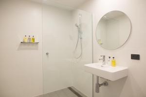 莫鲁亚The Seabird的白色的浴室设有水槽和镜子