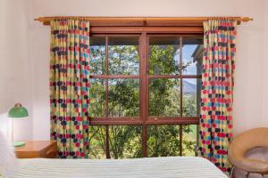 科夫斯港弗莱迪克里克木屋的一间卧室配有床和带窗帘的窗户