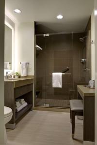 费舍尔Hyatt House Indianapolis Fishers的带淋浴、卫生间和盥洗盆的浴室