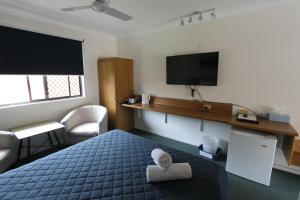 科夫斯港斗牛士汽车旅馆的配有一张床和一台平面电视的酒店客房