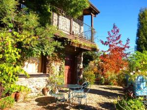 San Miguel del RobledoJardines del Robledo-Albar的大楼前的桌椅