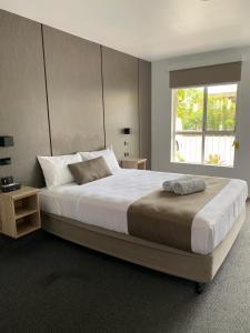 赫斯基森赫斯基森海滩汽车旅馆的一间卧室设有一张大床和一个窗户。