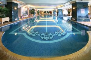 北京北京励骏酒店的酒店大堂的大型游泳池