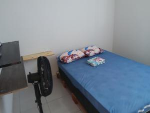 雅克南Residencial Água Viva Extra的小房间,配有一张带摄像头的床