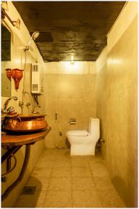 帕坦希拉宾馆的客房内设有带水槽和卫生间的浴室