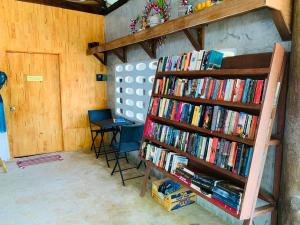 俊穆岛Koh Jum Delight Beach的书架上书架上满是书