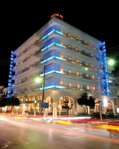 斯巴达玛尼阿缇斯酒店的街道前有蓝色灯光的建筑