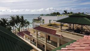 长滩岛长滩岛金凤凰酒店的海滩上的建筑,以海洋为背景