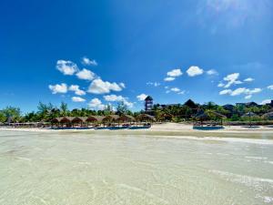 奥尔沃克斯岛太阳棕榈屋旅馆的海滩上,有一把遮阳伞和大海