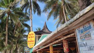 长滩岛尼吉尼吉努诺斯努努诺斯的商店前有棕榈树的建筑