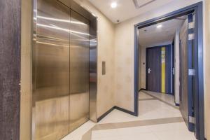 香港朗华酒店的大楼内带金属电梯的走廊