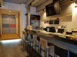 大阪莱斯筑港旅馆的餐厅设有带凳子的酒吧
