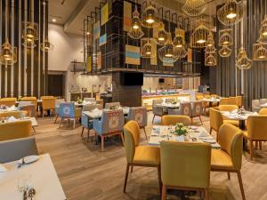 Grand Mercure Ahmedabad GIFT City - An Accor Hotels Brand餐厅或其他用餐的地方