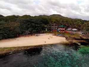 安达1peace beach resort的和水中的人一起欣赏海滩的空中景色