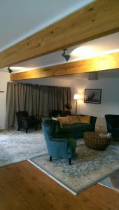 国家公园霍华德山间旅舍的客厅配有床、沙发和椅子
