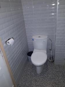 丹吉尔Pension Safari的浴室设有卫生间和一卷卫生纸