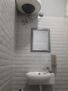 丹吉尔Pension Safari的一间带水槽和镜子的浴室