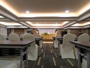 那空拍侬府Fortune View Khong Hotel Nakhon Phanom的一间会议室,配有桌椅