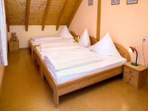 德根豪塞尔塔尔Franzenhof Markhart的配有2张床的带白色床单和枕头的客房