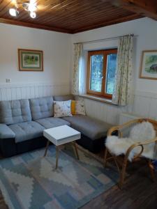ArchkogelHaus Höber的客厅配有沙发和桌子