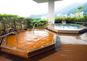 神户有马日式旅馆的配有棕色水的热水浴池
