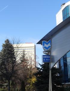 索非亚莫斯科公园酒店 的建筑物前的蓝色箭头标志